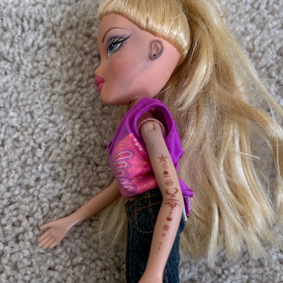 Bratz Doll Cloe Genie Magic in Different Clothes 2001 Blonde Blue Eyes Hair Cut? - Picture 4 of 10